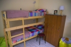 Спальное место на двухъярусной кровати в общем номере для мужчин и женщин