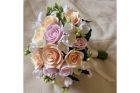 Свадебный букет из роз и фрезий