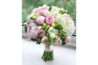 Букет невесты из розовых пионов и фрезий