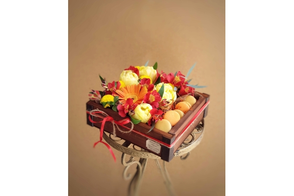 Деревянный ящик со сладостями и цветами 001